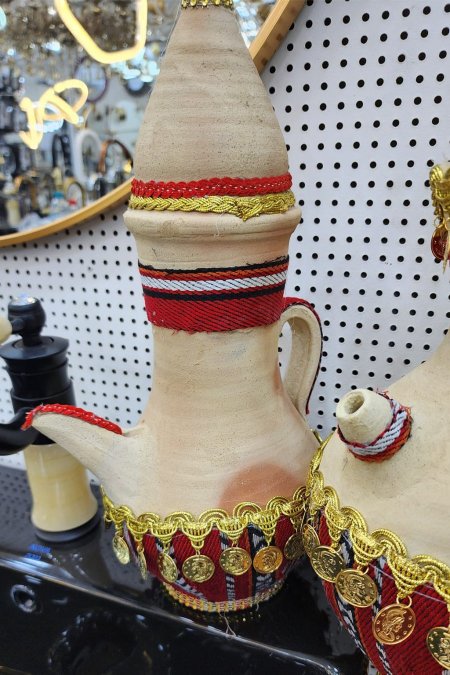 فخّارة بدوية طويلة بالزخارف الذهبية